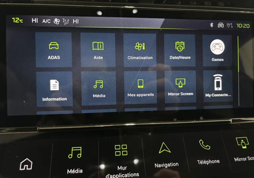 Écran tactile central de la Peugeot 308 gris Selenium, affichant les menus multimédia et navigation en intérieur.