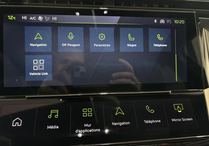 Écran tactile central de la Peugeot 308 Hybrid 2026 affichant le menu navigation et téléphone en intérieur noir.