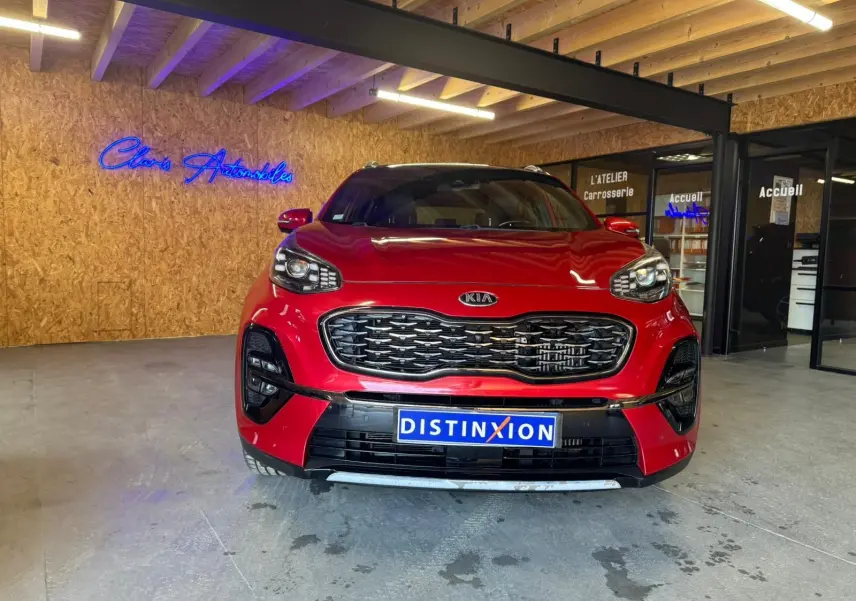 Vue frontale d'un KIA Sportage 1.6 CRDI GT Line rouge 2019, avec calandre noire et éclairage LED distinctif.