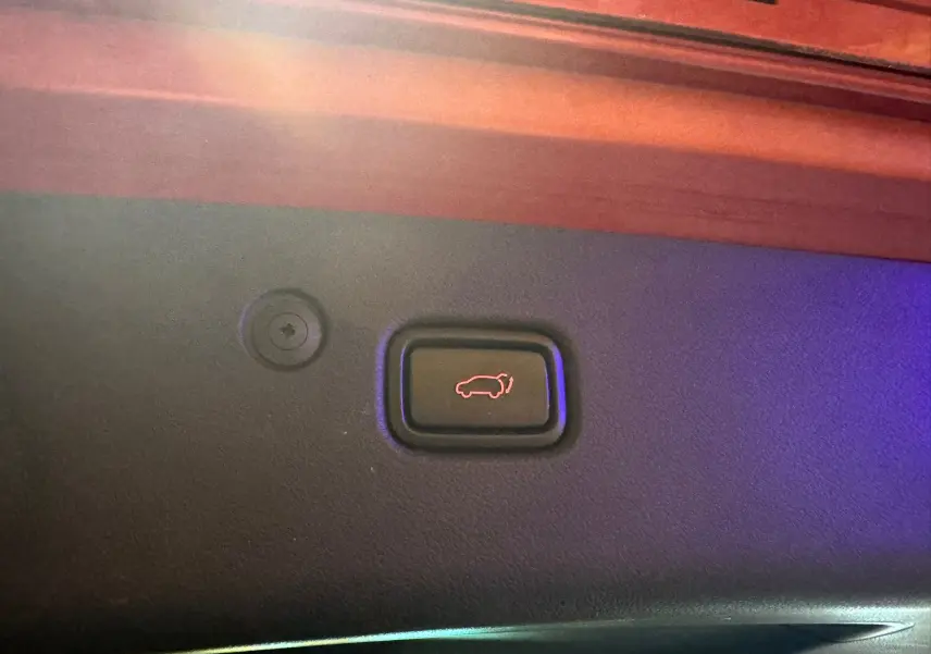 Bouton noir d'ouverture électrique du coffre sur la porte arrière rouge d'un Kia Sportage 1.6 CRDI 136 GT Line 2019.