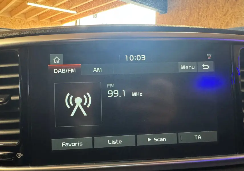 Écran tactile central du Kia Sportage 2019 affichant la radio FM sur 99.1 MHz avec options DAB/FM et menu visible.