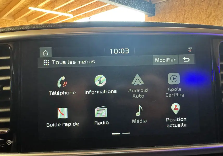 Écran tactile central du Kia Sportage 2019 affichant les menus téléphone, radio, Android Auto et Apple CarPlay.