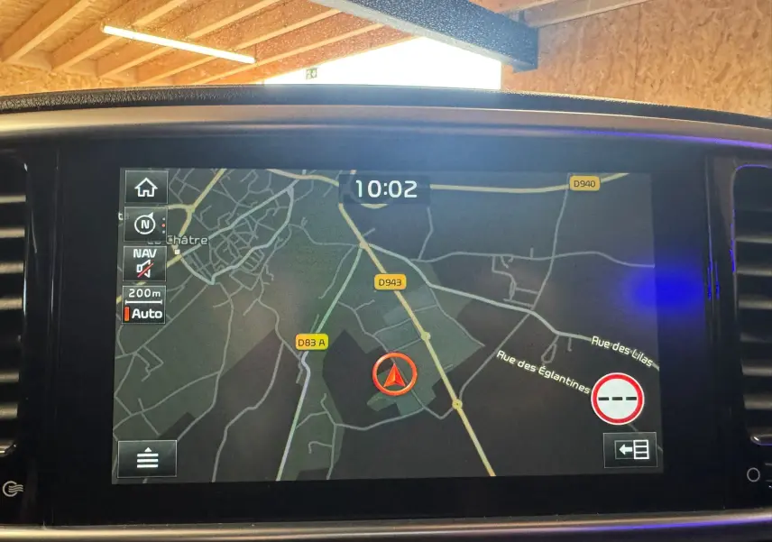 Écran tactile du GPS intégré du Kia Sportage 2019, affichant une carte routière avec itinéraire et indications.