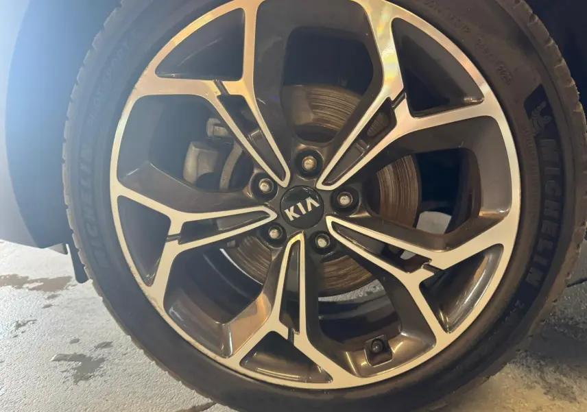 Gros plan sur la jante alliage bicolore du KIA SPORTAGE 1.6 CRDI 136 GT LINE avec logo central KIA visible.