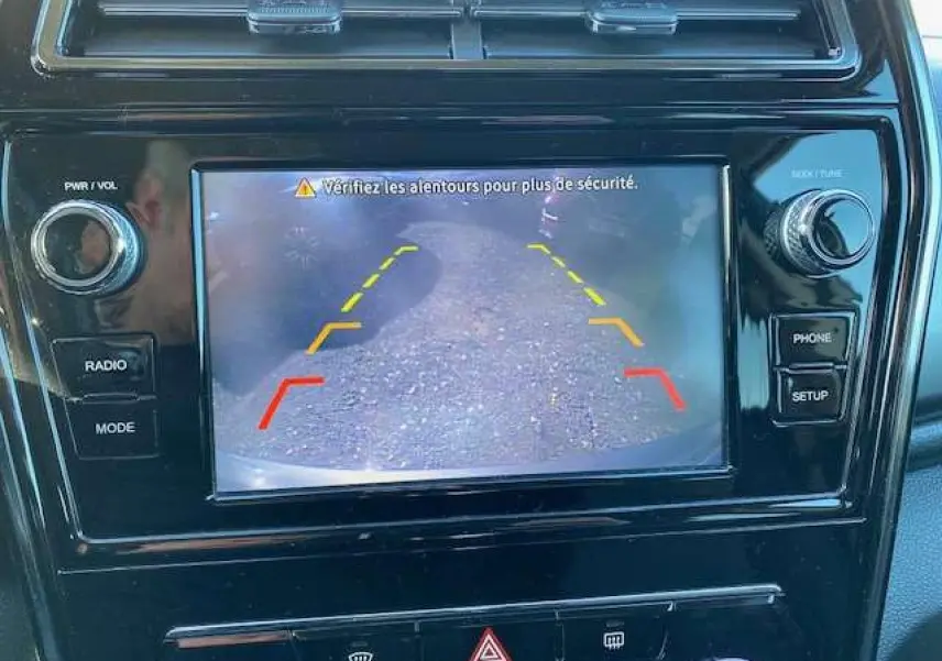 Écran tactile central affichant la caméra de recul du SsangYong Tivoli gris foncé, vue intérieure du tableau de bord.