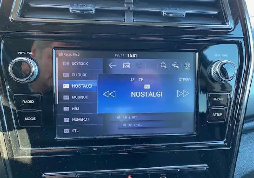 Gros plan sur l'écran tactile central du SsangYong Tivoli 2021 avec interface radio et commandes autour en noir brillant.