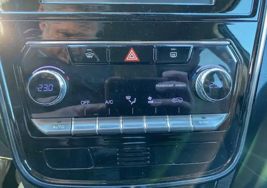 Vue rapprochée de la console centrale du SsangYong Tivoli 2021, avec commandes climatisation automatique bi-zone affichant 23°C.