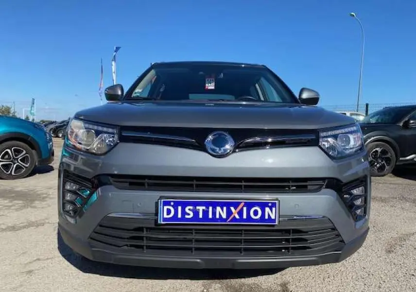 Vue de face d'un SsangYong Tivoli gris foncé avec calandre noire et plaque d'immatriculation Distinxion.