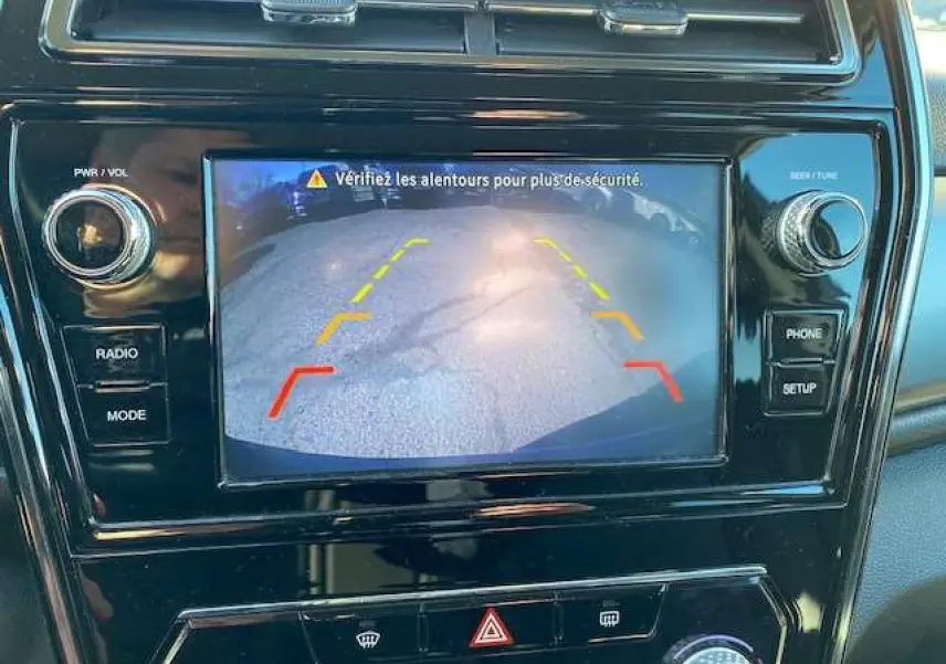 Écran tactile central montrant la caméra de recul du SsangYong Tivoli gris foncé, avec commandes autour en vue rapprochée.