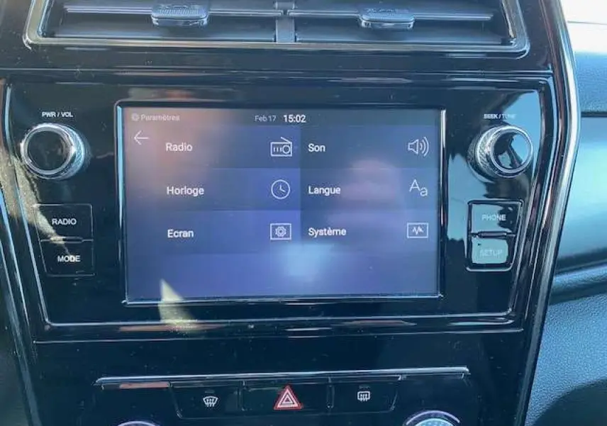 Écran tactile central du SsangYong Tivoli 2021 affichant les réglages radio, son et système, entouré de commandes noires brillantes.