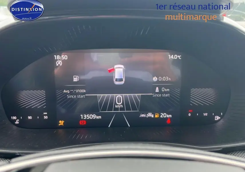 Affichage numérique du tableau de bord de la Skoda Fabia 2025, montrant la vitesse à 0 km/h et l'indicateur de porte ouverte.
