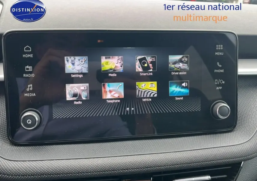 Écran tactile central de la Skoda Fabia 2025 bleu, affichant le menu multimédia et les options connectées.