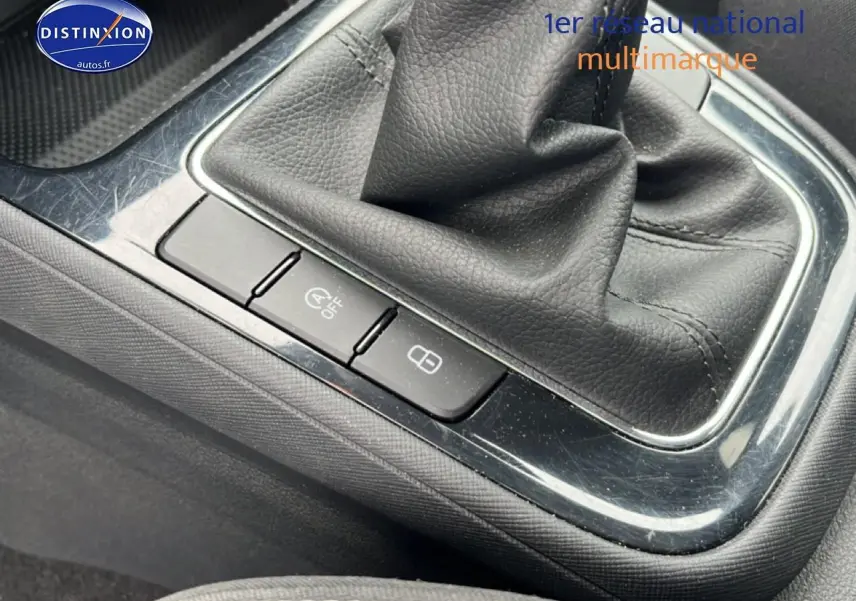 Gros plan sur la console centrale noire avec levier de vitesses cuir et boutons de verrouillage dans une Skoda Fabia bleue 2025.