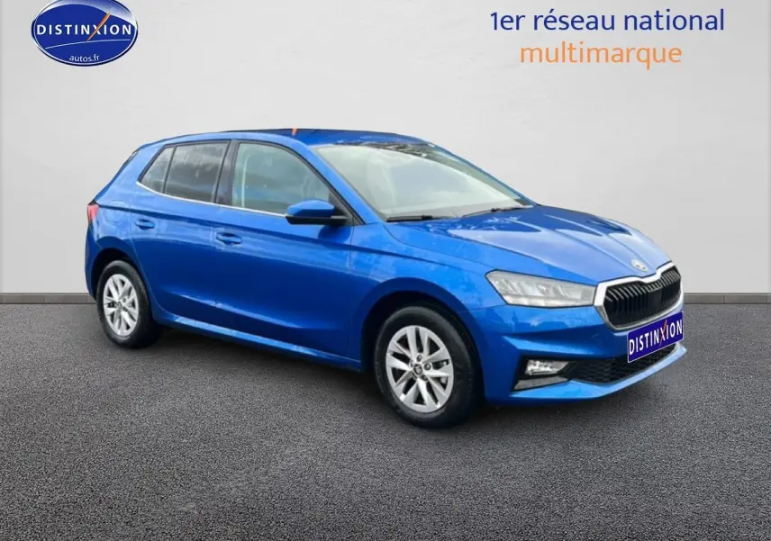Vue 3/4 avant gauche d'une Skoda Fabia bleu vif avec jantes alu et calandre noire chromée.