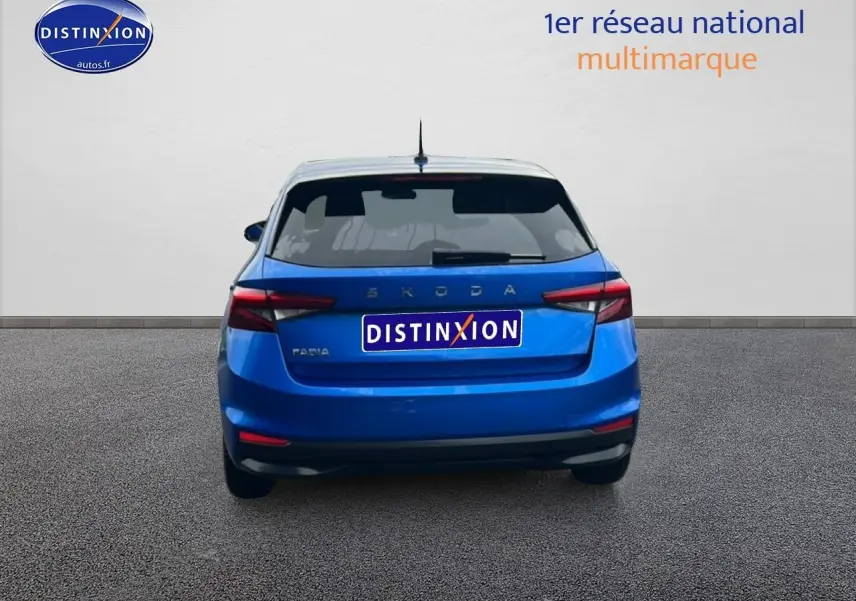 Vue arrière d'une Skoda Fabia bleu 2025 avec feux arrière LED et hayon fermé sur fond neutre.