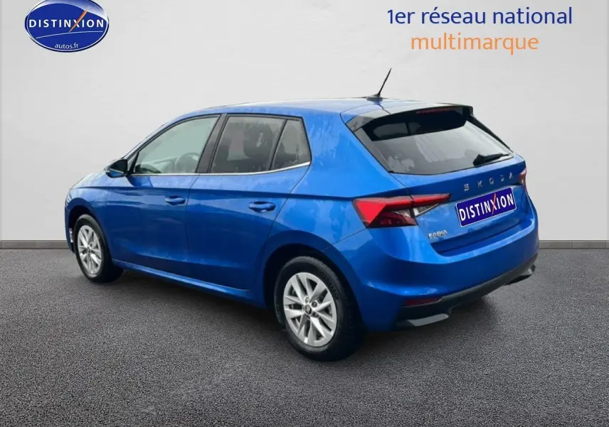 Vue 3/4 arrière droite d'une Skoda Fabia bleue 2025 avec jantes alu et feux arrière LED visibles.