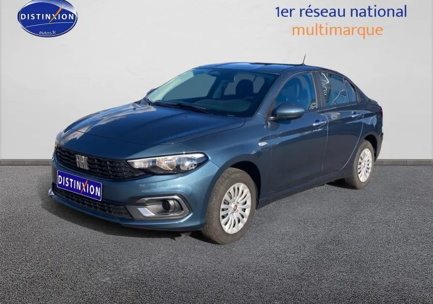 Vue 3/4 avant droite d'une Fiat Tipo 1.6 Multijet bleu métallisé avec calandre noire et enjoliveurs blancs.