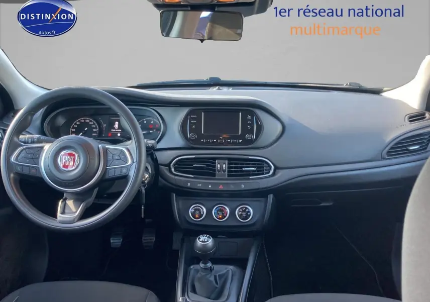 Vue intérieure frontale du tableau de bord et volant multifonction de la Fiat Tipo 1.6 Multijet 130 diesel 2024.