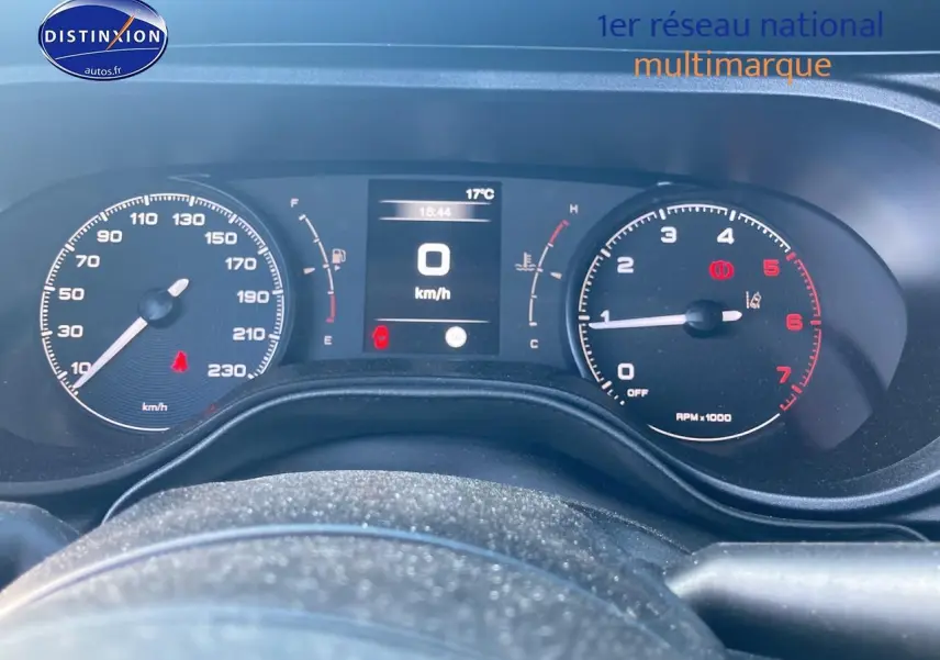 Vue rapprochée du tableau de bord noir de la Fiat Tipo 1.6 Multijet 130 diesel 2024 avec compteur digital au centre.