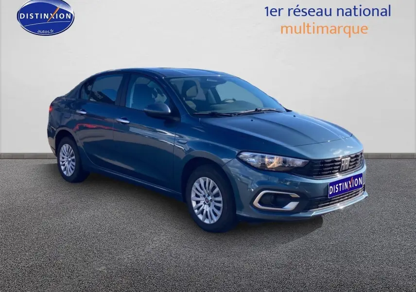 Vue 3/4 avant droit d'une Fiat Tipo 1.6 Multijet 130 bleu avec calandre chromée et enjoliveurs d'origine.