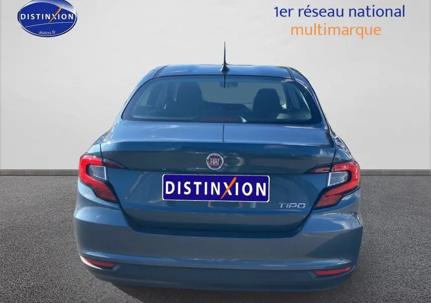Vue arrière d'une FIAT Tipo bleu 2024 avec feux arrière distinctifs et logo FIAT visible.