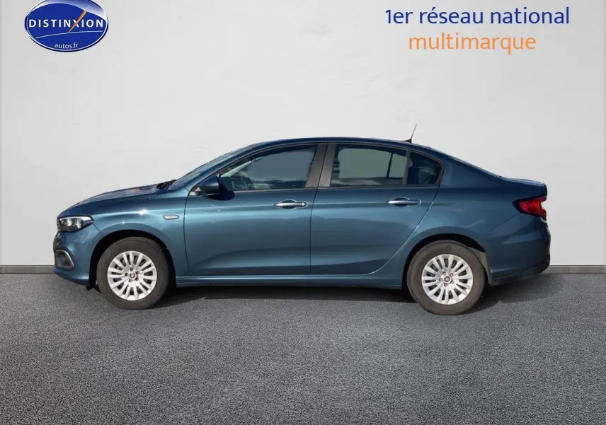 Profil côté gauche d'une Fiat Tipo 1.6 Multijet bleu 2024 avec enjoliveurs blancs sur fond neutre.