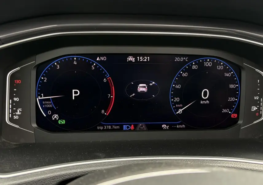 Tableau de bord numérique du Volkswagen T-Roc 1.5 TSI 2021 affichant vitesse, régime moteur et température.
