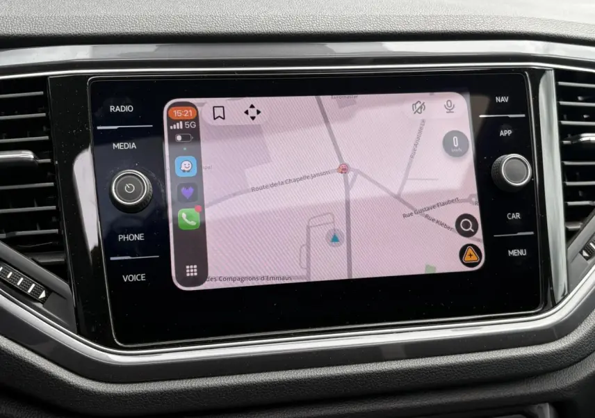 Écran tactile central du Volkswagen T-Roc 1.5 TSI 150 DSG7 Carat affichant une carte de navigation.