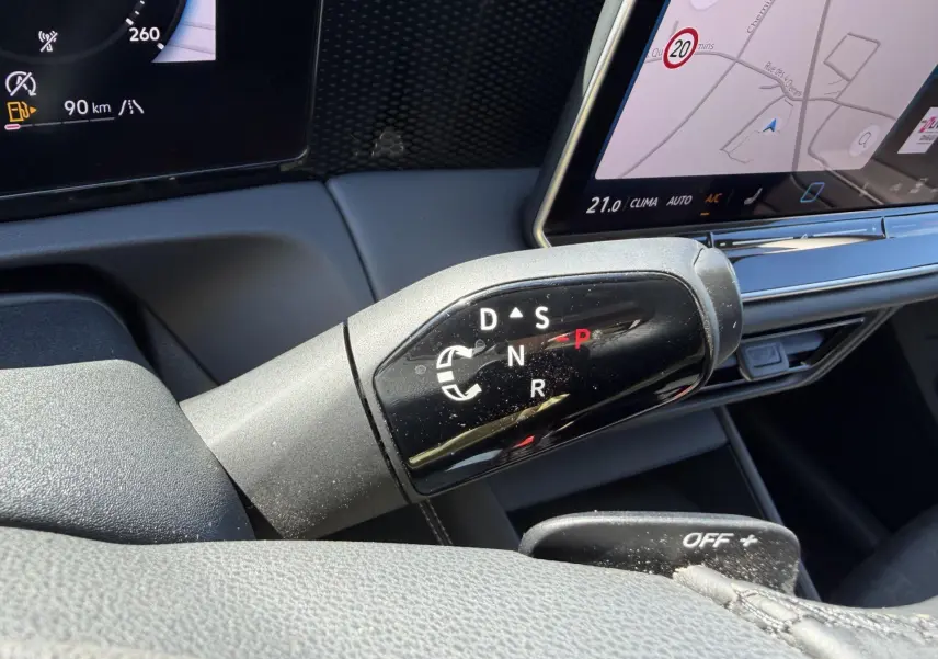Gros plan sur la commande de boîte manuelle noire du Volkswagen Tiguan 2025, avec écran tactile et tableau de bord partiel.