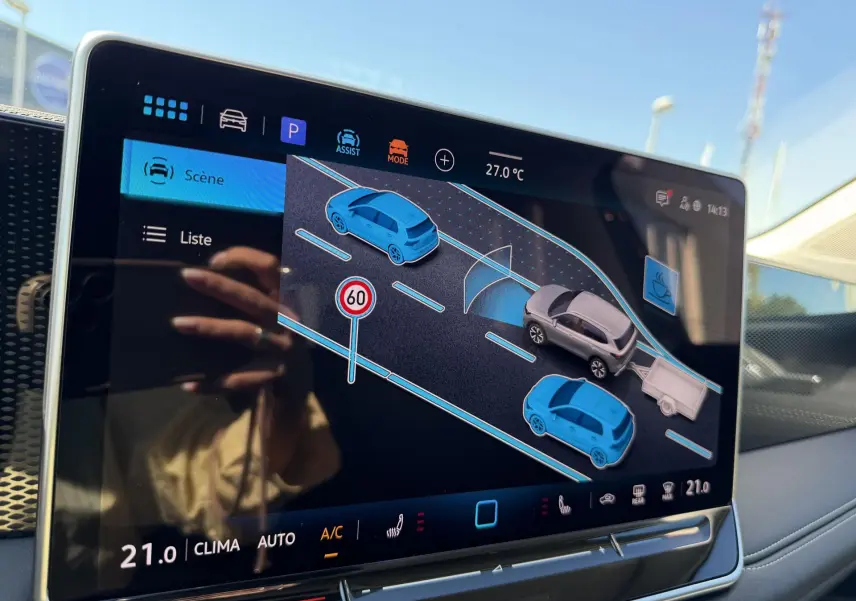 Écran tactile intérieur du Volkswagen Tiguan 2025 montrant l'assistant de stationnement avec remorque en vue schématique.