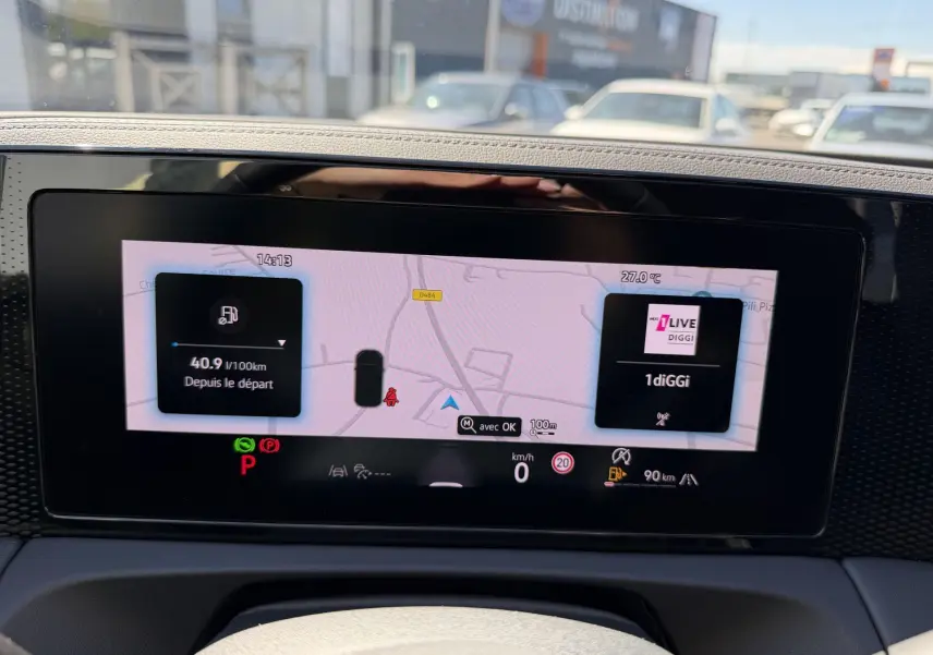 Tableau de bord numérique du Volkswagen Tiguan 2025 affichant navigation et informations de conduite.