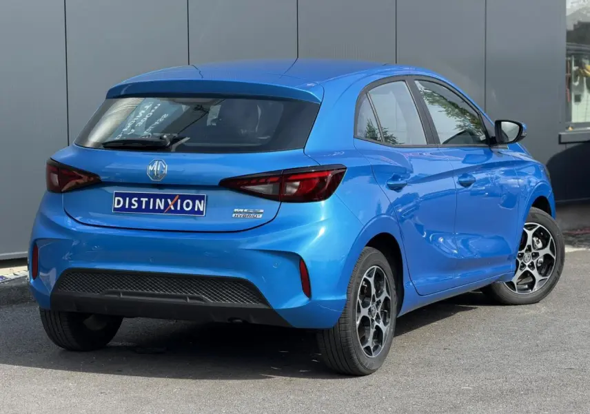 Vue 3/4 arrière droite de la MG3 1.5 Hybrid+ 195 Comfort bleu Como avec jantes alliage et feux LED.