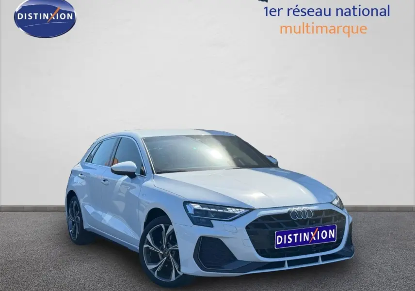 Audi A3 Sportback blanc Glacier métallisé vue 3/4 avant avec calandre noire et jantes alliage.