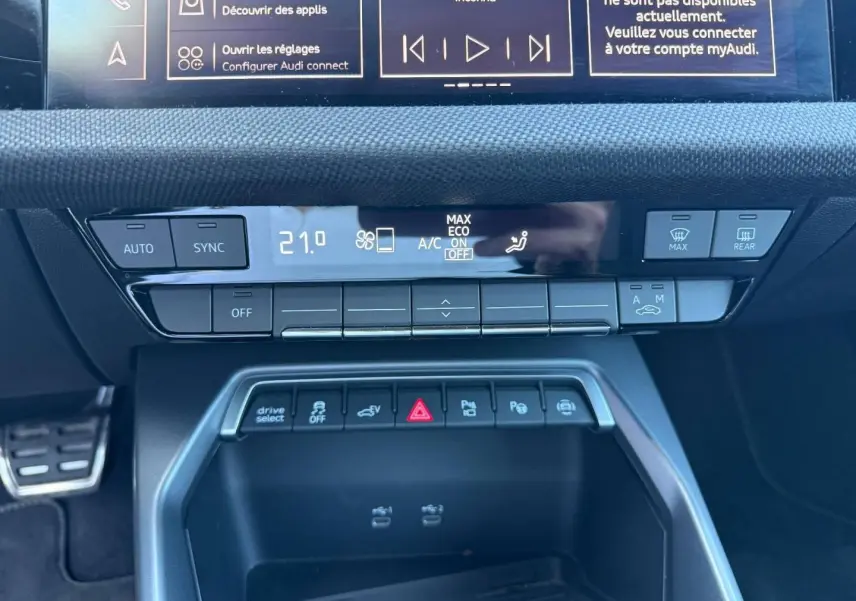 Vue rapprochée de la console centrale de l’Audi A3 Sportback 2025, avec commandes climatisation et boutons multifonctions.