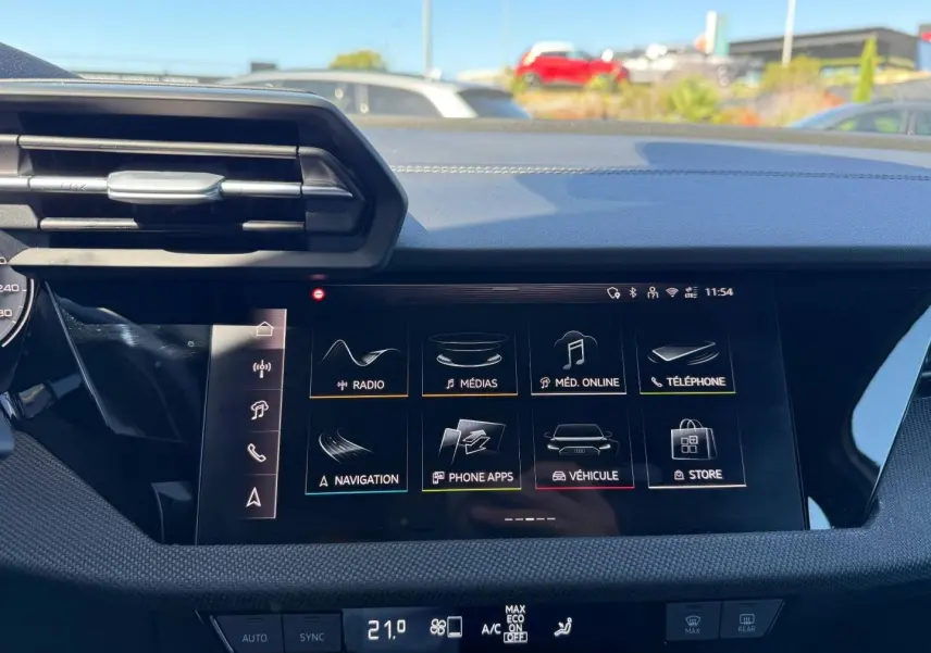 Écran tactile central affichant le menu multimédia de l'Audi A3 Sportback 2025, intérieur noir moderne.