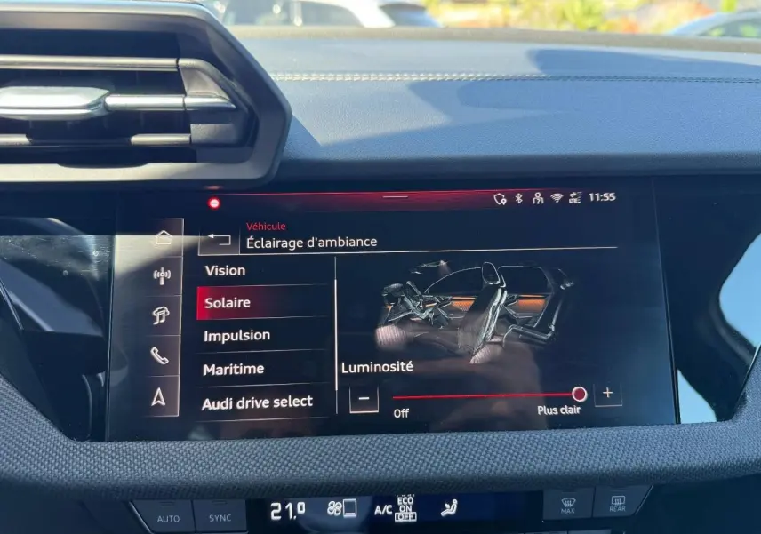 Écran central tactile de l'Audi A3 Sportback 2025 blanc Glacier, affichant les réglages d'éclairage d'ambiance intérieure.