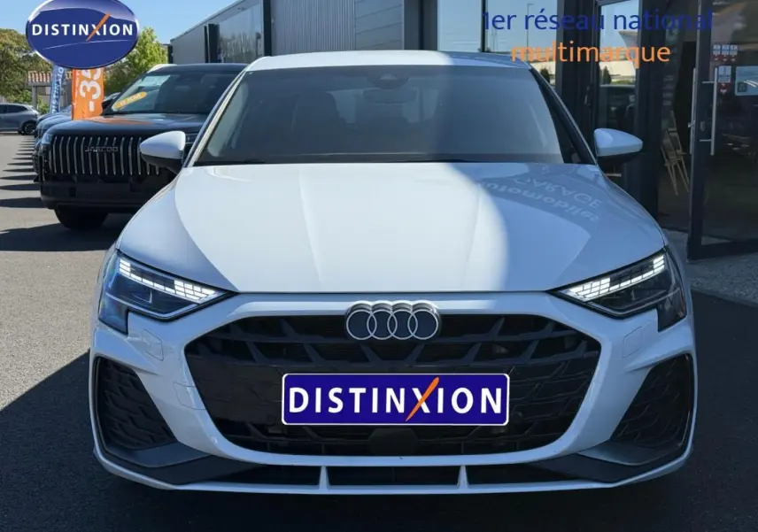Vue frontale d'une Audi A3 Sportback blanche Glacier métallisé avec calandre noire et phares LED distinctifs.