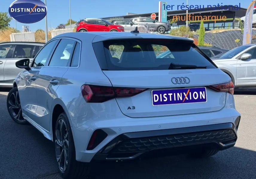 Audi A3 Sportback blanc Glacier métallisé vue 3/4 arrière droit, avec feux arrière LED et jantes alliage noires.