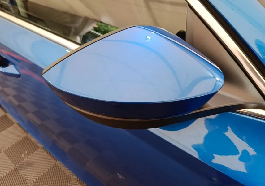 Rétroviseur côté gauche bleu de la Skoda Octavia 1.4 TSI PHEV 2022, vue rapprochée sur la portière.