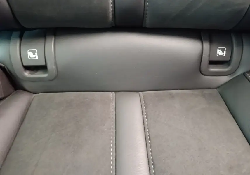 Détail de la banquette arrière en tissu gris avec commandes de rabattement des sièges visibles sur une Skoda Octavia hybride rechargeable.