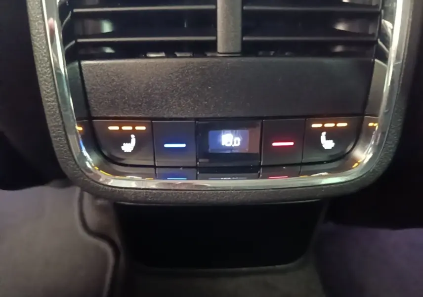 Gros plan sur la commande de climatisation arrière avec réglage température et sièges chauffants dans une Skoda Octavia bleue.