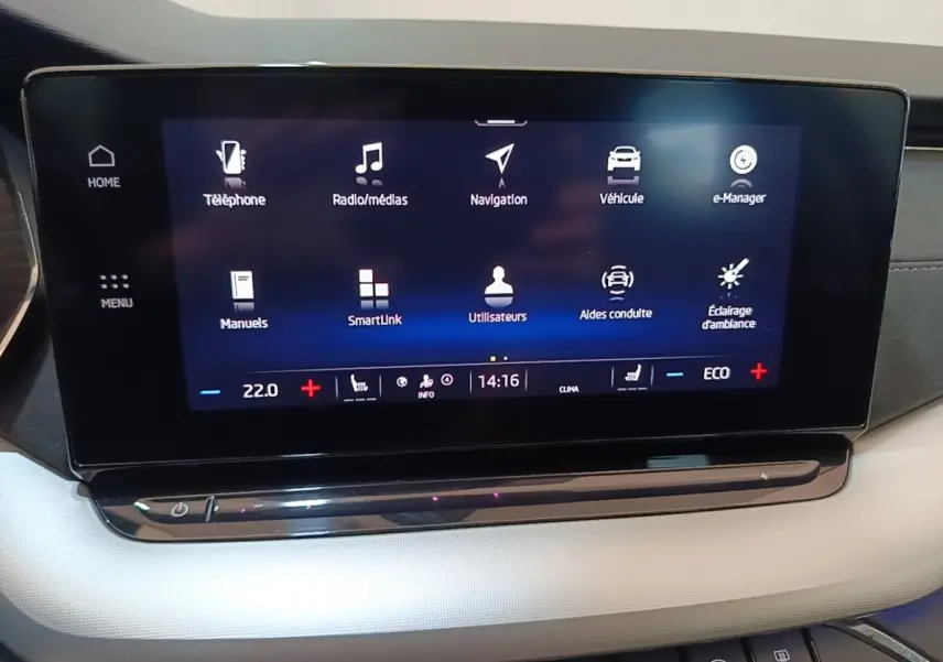 Écran tactile central du tableau de bord de la Skoda Octavia 1.4 TSI PHEV iV 204 DSG6e Style, intérieur clair.