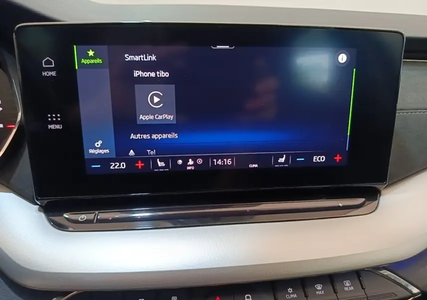 Écran tactile central affichant Apple CarPlay dans l’habitacle clair d’une Skoda Octavia hybride rechargeable 2022.