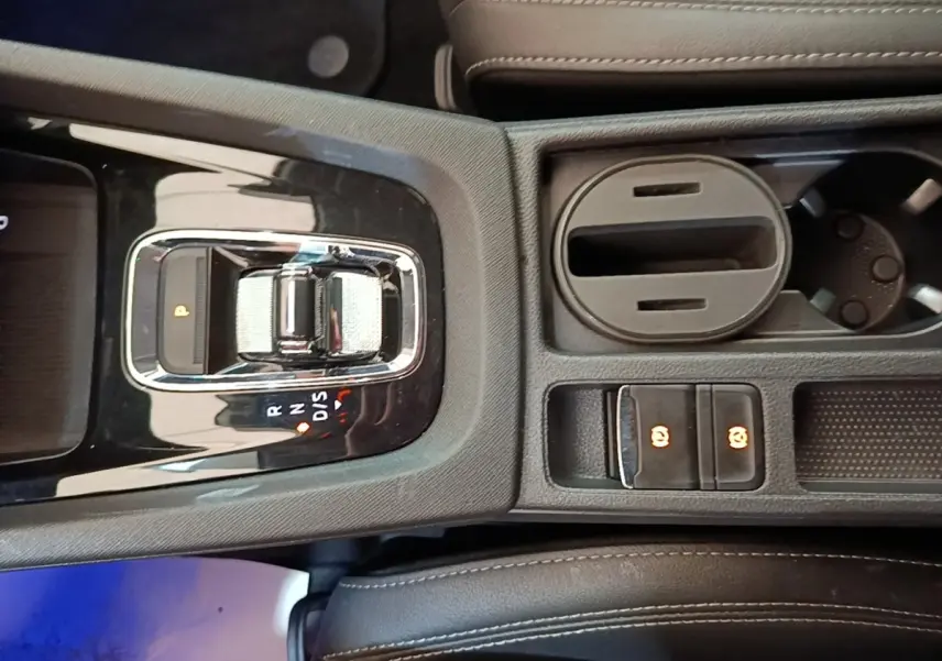 Vue rapprochée de la console centrale noire avec levier de vitesses électronique et boutons frein à main dans une Skoda Octavia 2022.