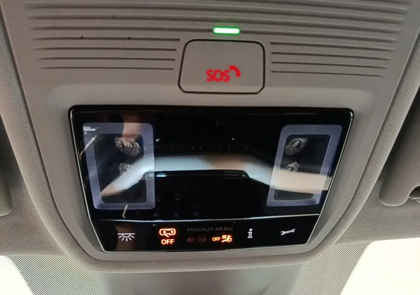 Vue intérieure du plafonnier avec commandes d'éclairage et indicateurs airbag d'une Skoda Octavia bleue 2022.