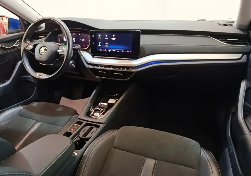 Intérieur de la Skoda Octavia 1.4 TSI PHEV 2022, vue avant droite sur tableau de bord et écran tactile central.