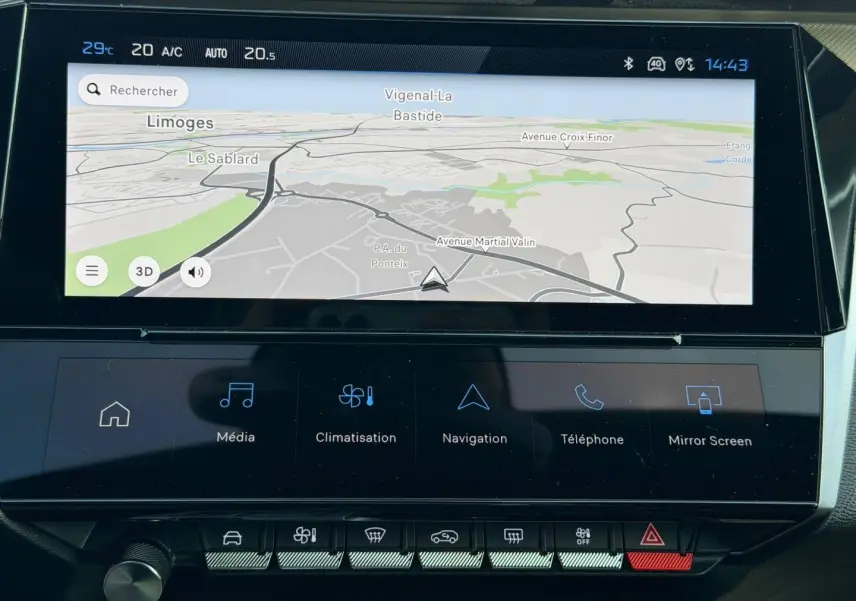 Écran tactile central du tableau de bord de la Peugeot 408 Hybrid bleu, affichant la navigation GPS.