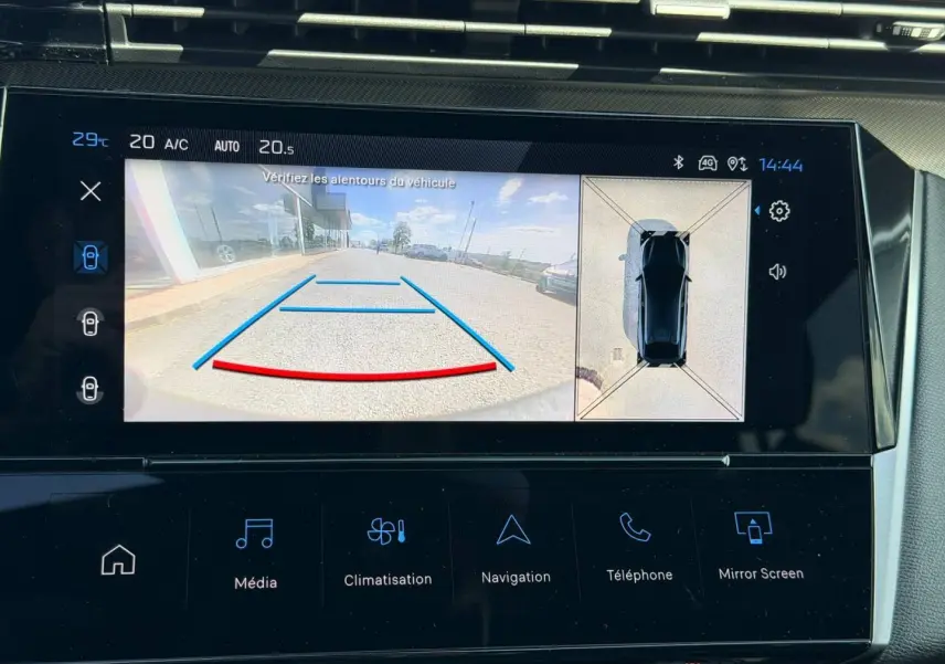 Écran tactile intérieur montrant la caméra de recul et la vue 360° de la Peugeot 408 Hybrid Bleu Obsession.