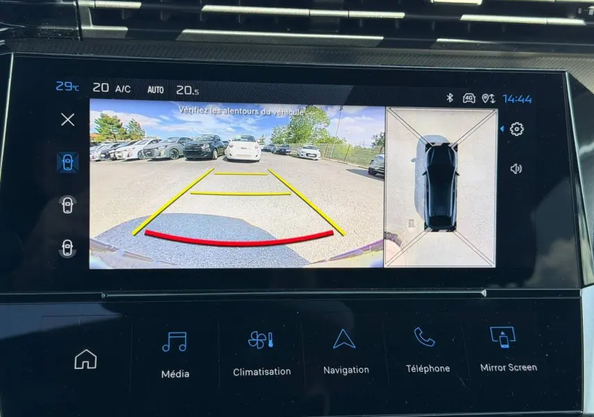 Écran tactile intérieur montrant la caméra de recul et vue 360° du véhicule Peugeot 408 Hybrid bleu Obsession.