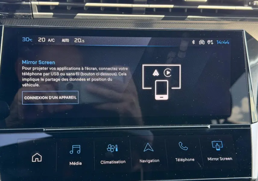 Écran tactile central de la Peugeot 408 Hybrid bleu, affichant l'interface Mirror Screen et commandes multimédia.